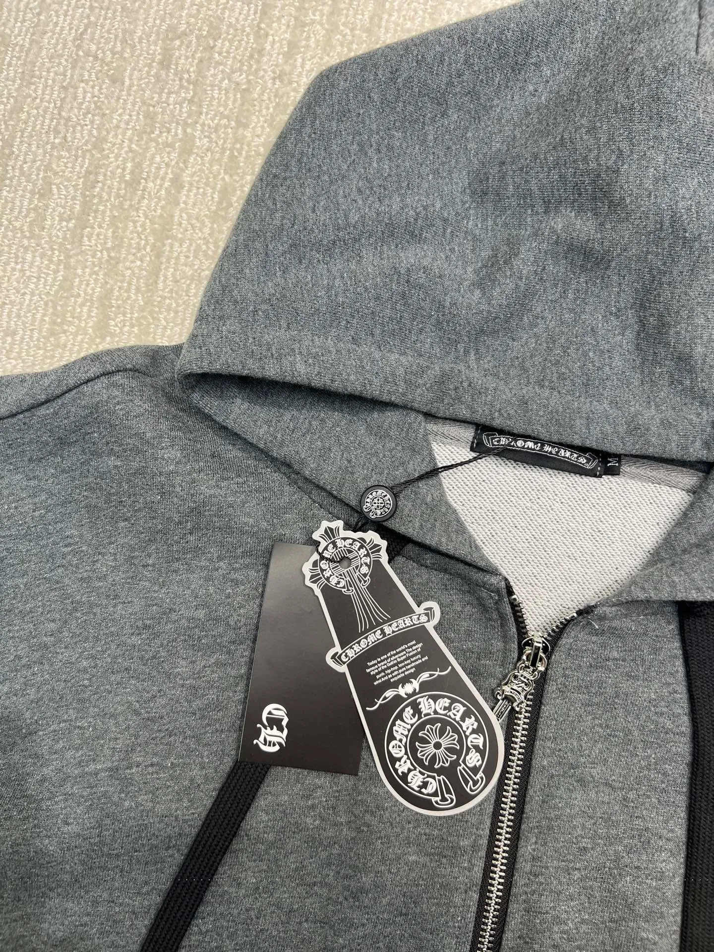 P340 𝗖𝗵𝗿𝗼𝗺𝗲 𝗛𝗲𝗮𝗿𝘁𝘀Cro Heart pure cotton terry zipper hooded jacket, a must-have item for men and women's light luxury commuting, high weight cotton double yarn 380g large terry fabric, fixed and dyed matching ribs, customized full set of accessories, clear letters and perfect restoration without difference. High-end atmosphere and full grade! The entire dress is exclusively customized with heavy craftsmanship, including burnt flower appliqué, leather embroidery and cross craftsmanship, perfectly combined with precise stitching! All wiring is special machine chain double wire, absolutely high quality craftsmanship!  Size: M L XL XXL